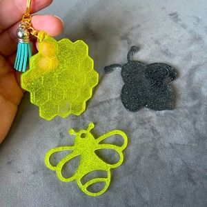 🎉🎉HP🎉🎉 Handmade Bee Keychains